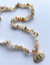 Load image into Gallery viewer, Shell Pendant Necklace